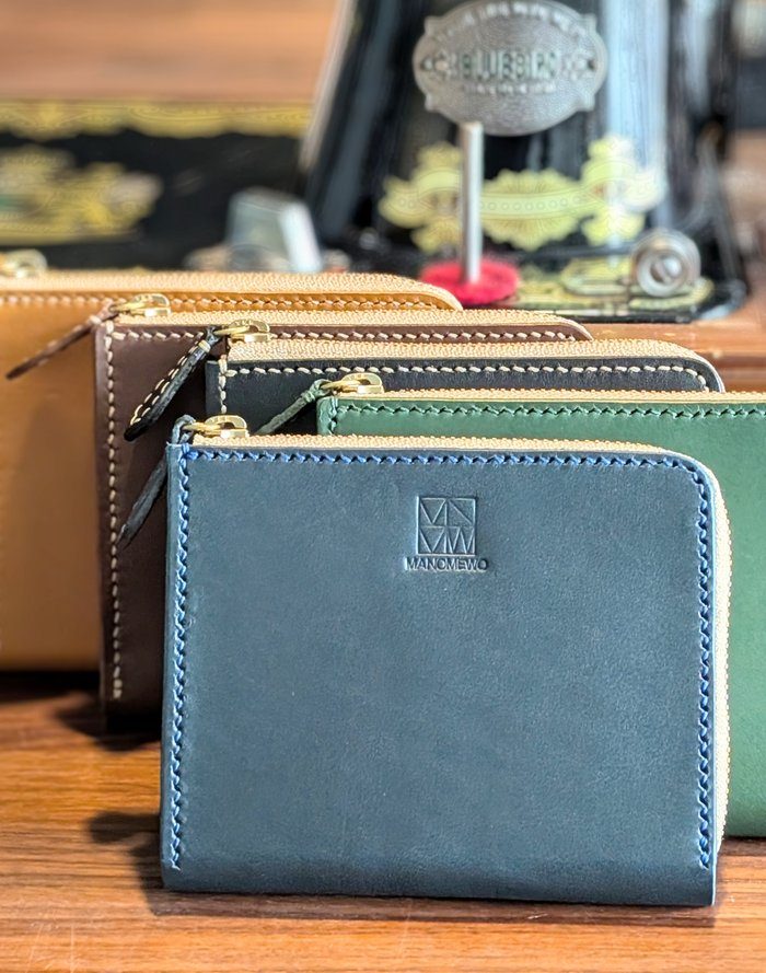 MANOMEWO刻印の革財布